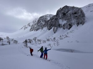 テーマ:ツアーの魅力と、仲間と行くということ
ガイドと行く安心、自力で行く自由。
どちらにもある“学びと喜び”を伝えながら、
「この冬、自分はどんな山を目指したいか」を描きます。